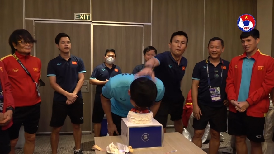 HLV Park và trợ lý liên thủ khiến Nguyên Mạnh "sập bẫy" trong sinh nhật